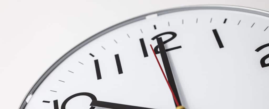 Wall clock showing synchronized time